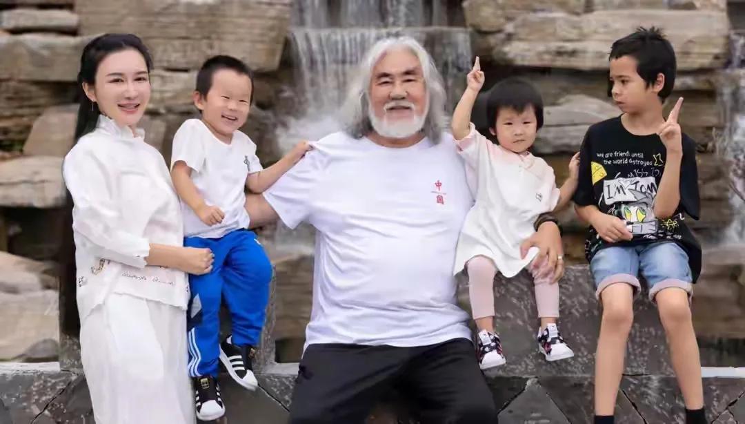张纪中的小31岁娇妻杜星霖直播说选老公当然不是只看钱，她嫁给张纪中图的就是对方的