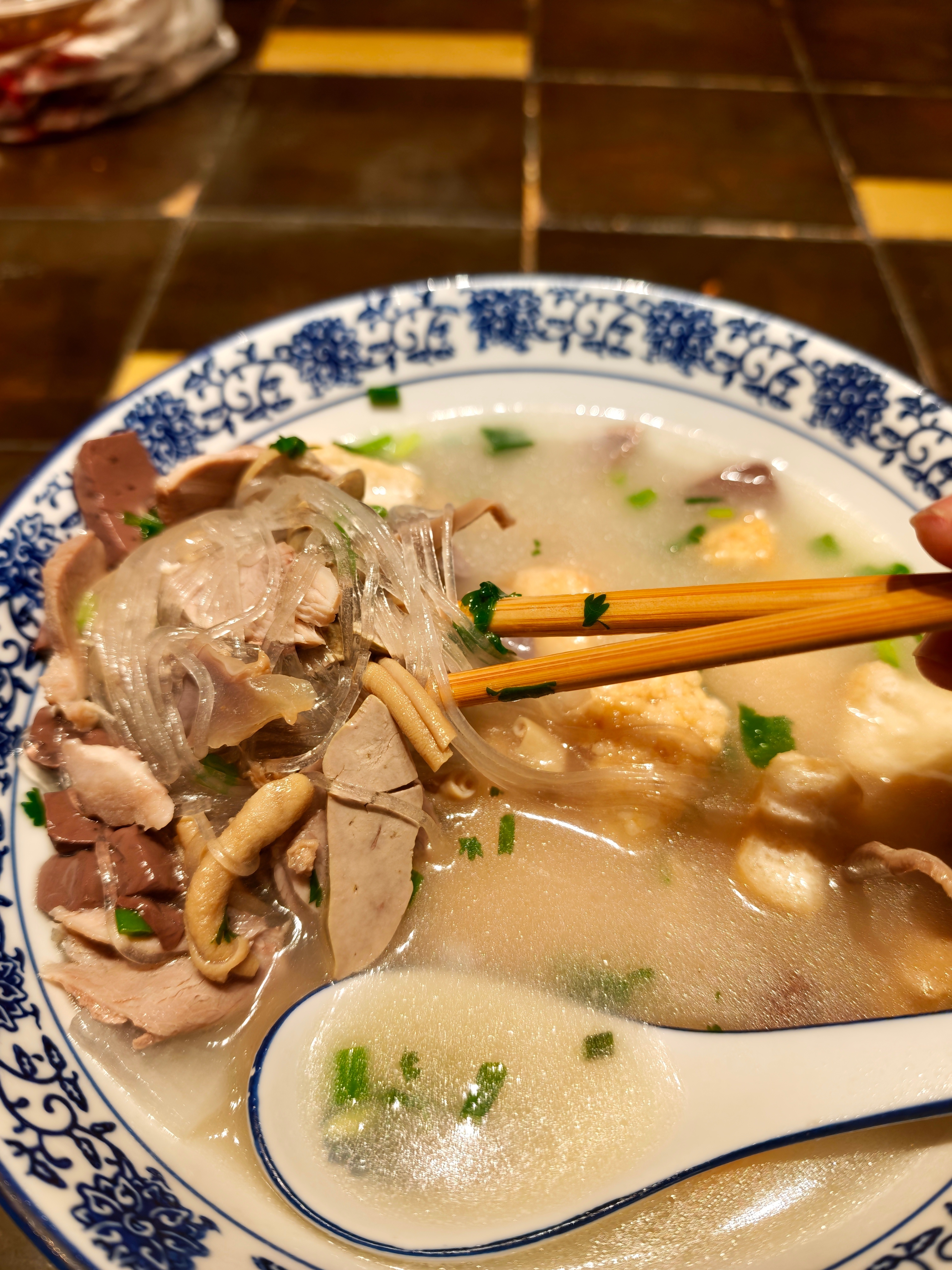 炉石传说 小潘记鸭血粉丝汤确实不错，汤很鲜美，点的特色38元，料也太多了！  ​