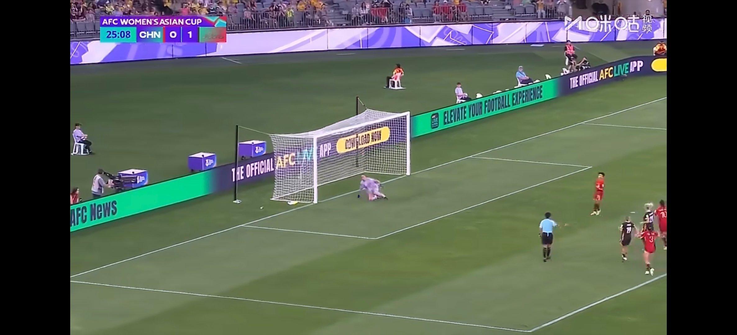 中国女足点球进了张琳艳带球突破被澳大利门将扑倒，自己拼出点球自己冷静施射将球打进