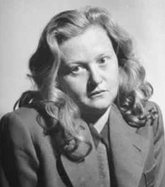 1951年，一名老人在参加宴会时，惊奇地发现一副皮手套上的图案，竟然是自己当年给