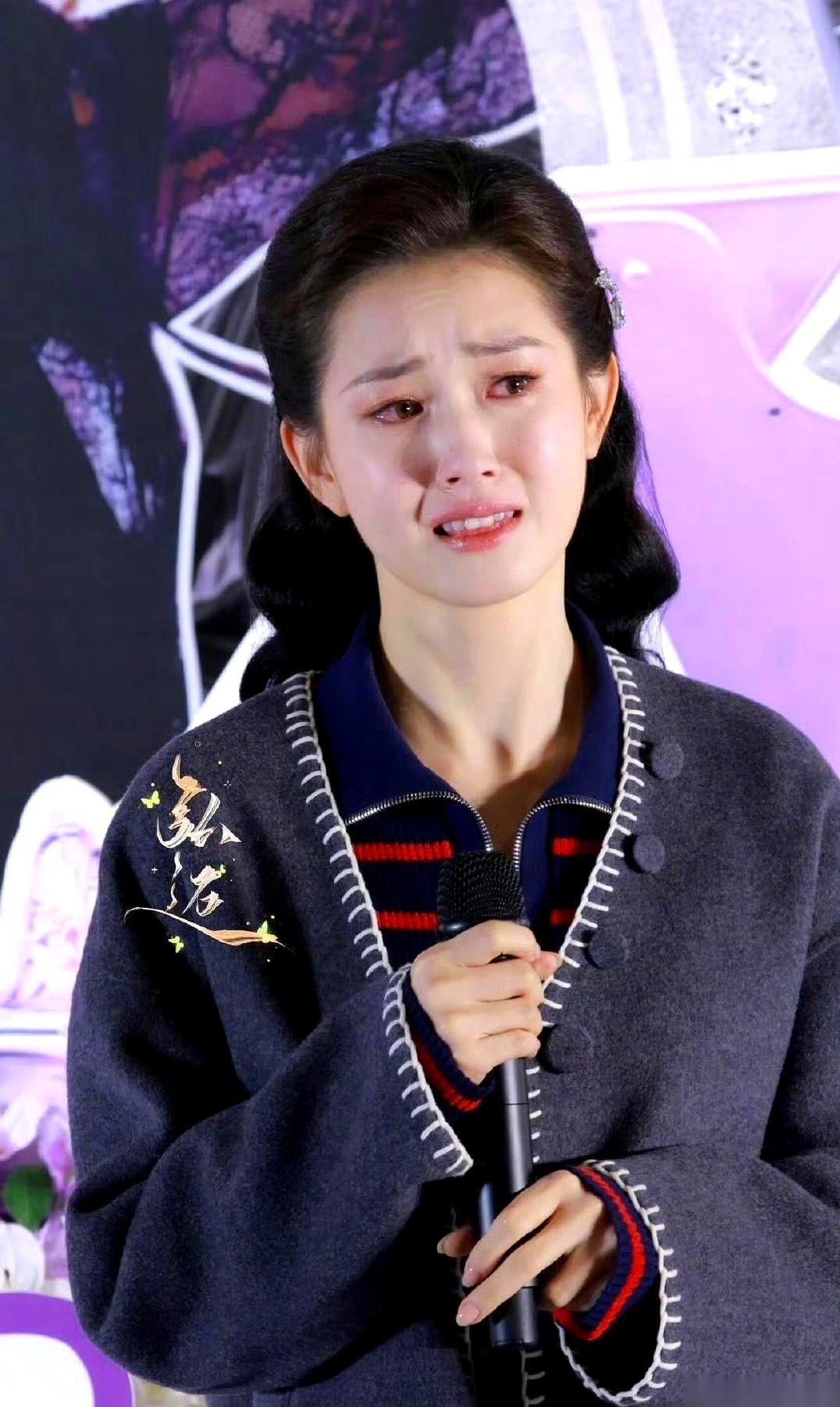 一个女演员，居然因为没新剧播，怕对不起粉丝，给急哭了。
你敢信？
我看到的时候都