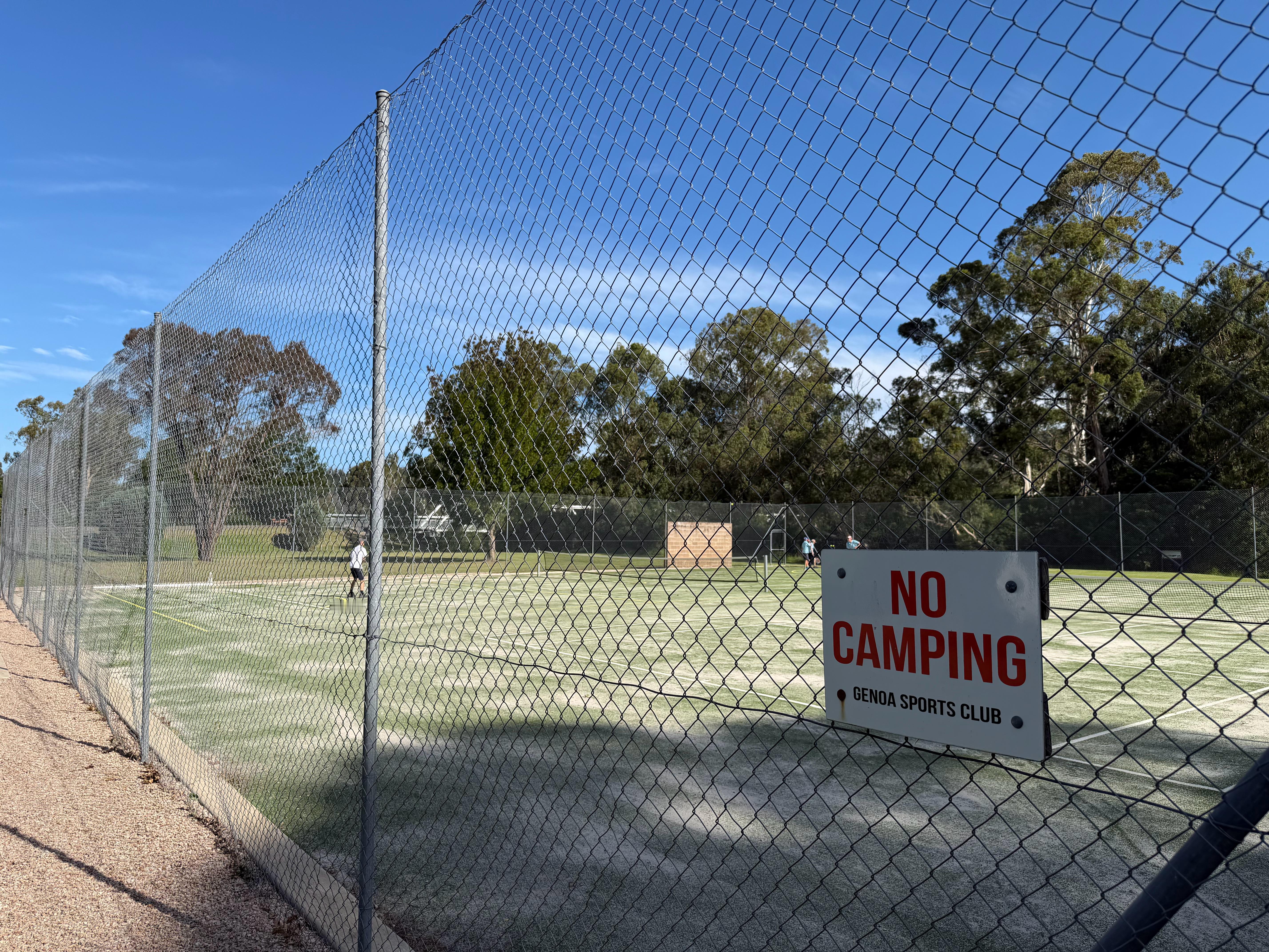 澳大利亚人是真爱露营和网球，到处都是露营营地，深山老林里有免费网球场 