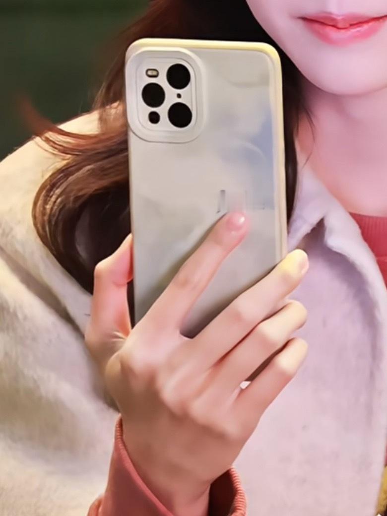 余九琪的手机壳上写着smile是为了提醒自己保持微笑吗 ​​​