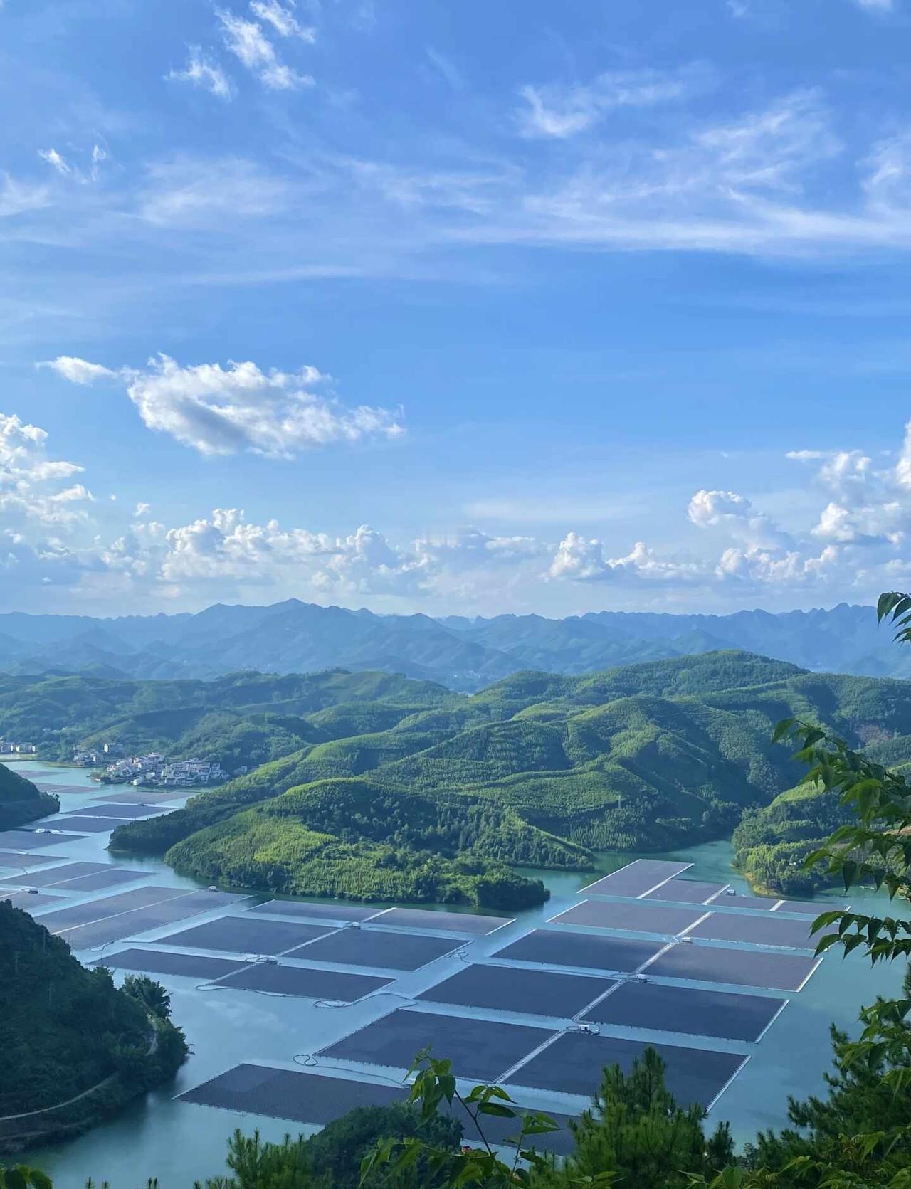 进山 才是最快的充电方式
逃离城市的喧嚣
周末奔赴野山
吹自然的风
放空发呆
吸