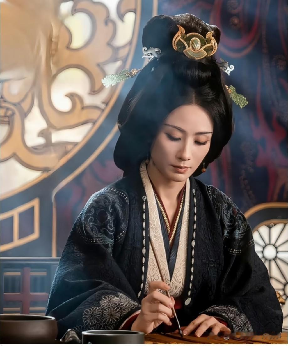看《雀骨》里陶夕然的造型真的很违和，明显撑不起剧组搭配的大型发髻，不少人都疑惑为