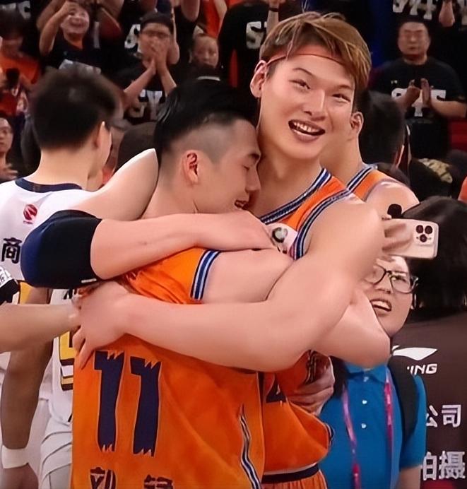 王哲林在总决赛G5独砍29分15篮板，终于圆梦。

上海男篮时隔24年再夺CBA