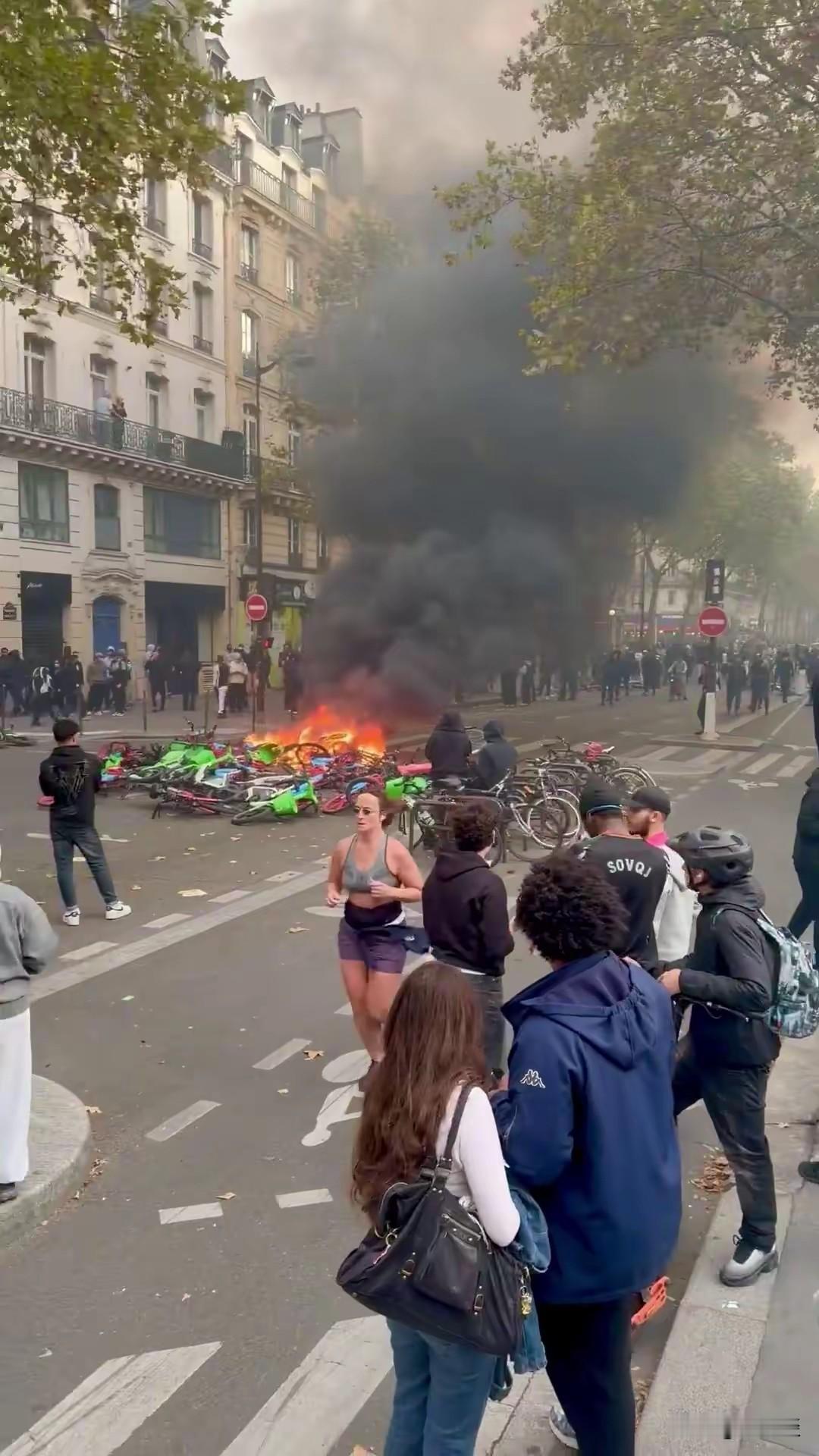 这名法国女神火了，巴黎正处于水深火热之中，这名女神居然还能够泰然自若地跑步，面对