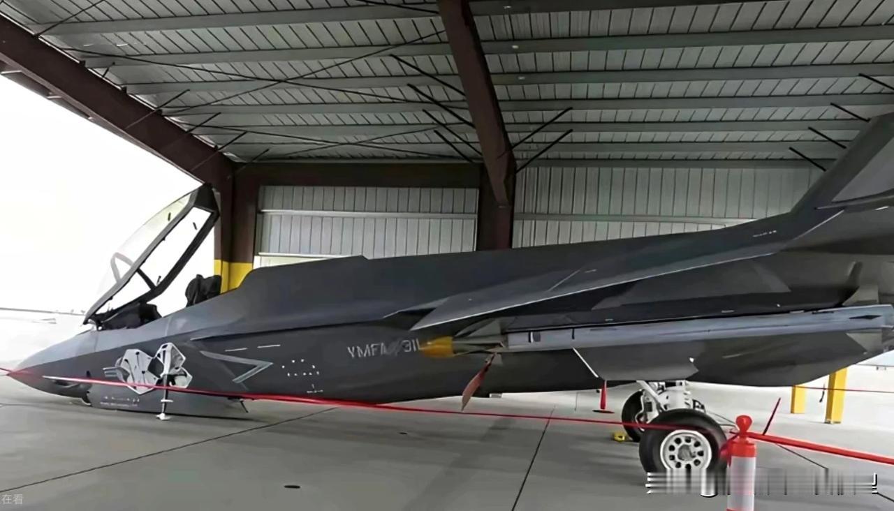 新年伊始，F-35给大家拜年啦！
话说洛克希德·马丁研发F-35的时候，估计精力