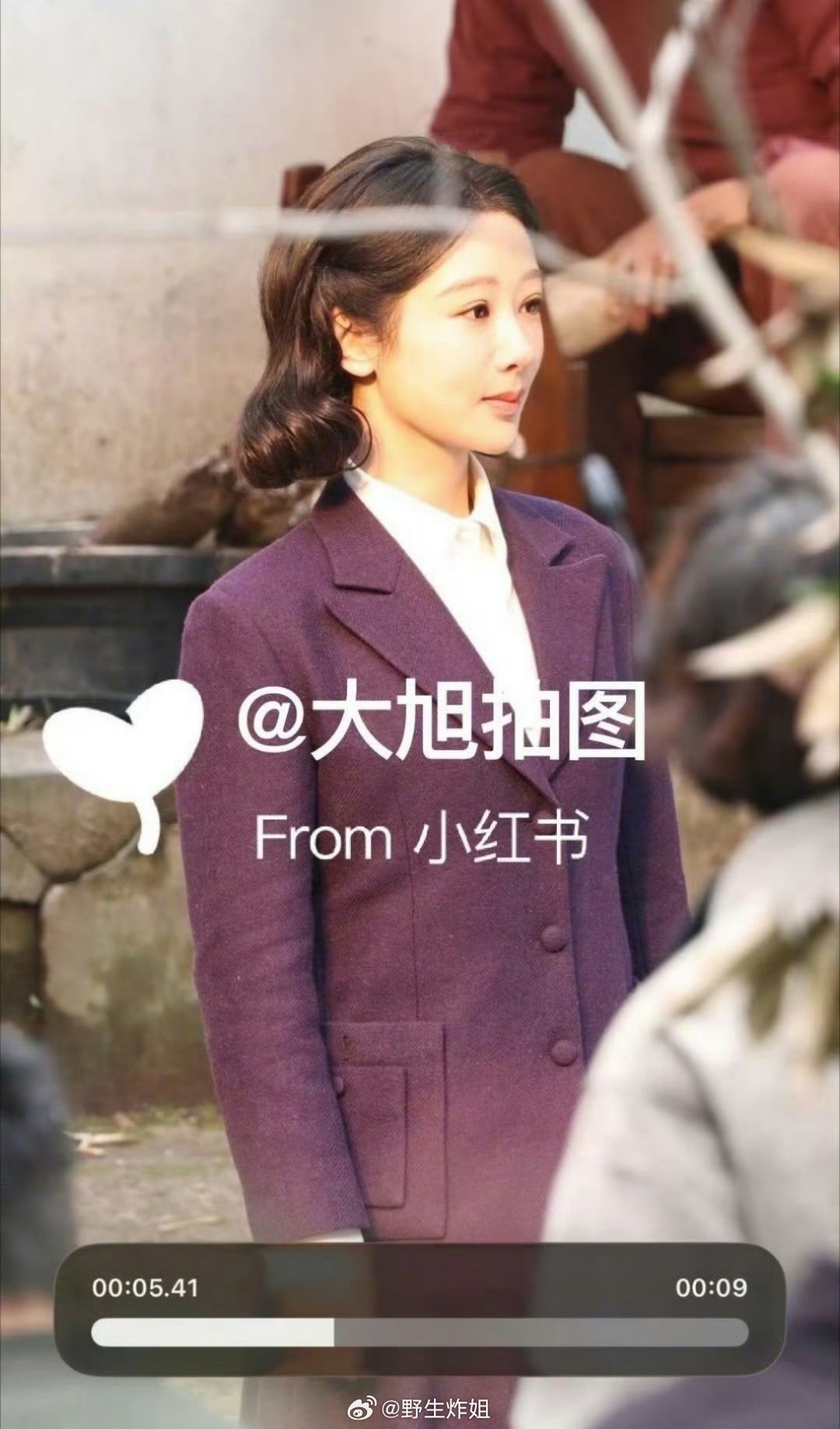 杨紫主演的《玉兰花开君再来》最新路透图，感觉这个妆造扮相略显成熟啊，杨紫还弄了短