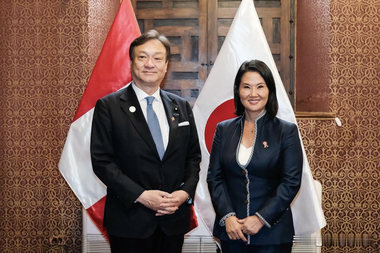 老乡当总统，乐坏外务省。藤森庆子就任秘鲁总统，日本外务副大臣堀井严前去道贺。一个