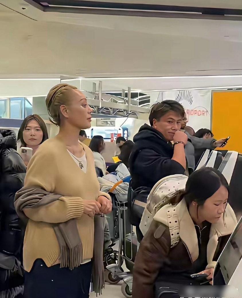宁静头发都短成那样了，还要扎个小辫儿！姐真是越上年纪越叛逆啊 ​​​