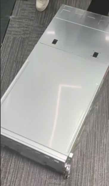 一台英伟达B300服务器，8块顶级GPU，整机重约168公斤，国内现货报价据称高