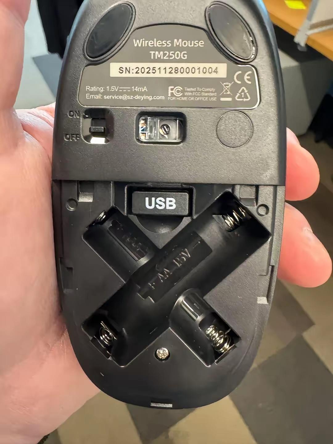 这个无线鼠标很有意思，可以选装5号或者7号电池，天才般的配重设计 