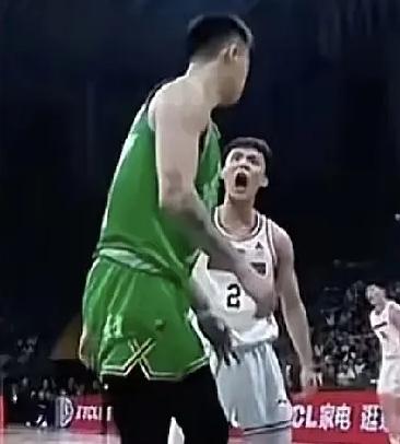 徐杰和张镇麟，两个失意人在全明星赛上怒吼，以发泄心中的郁闷。
徐杰，CBA赛场最