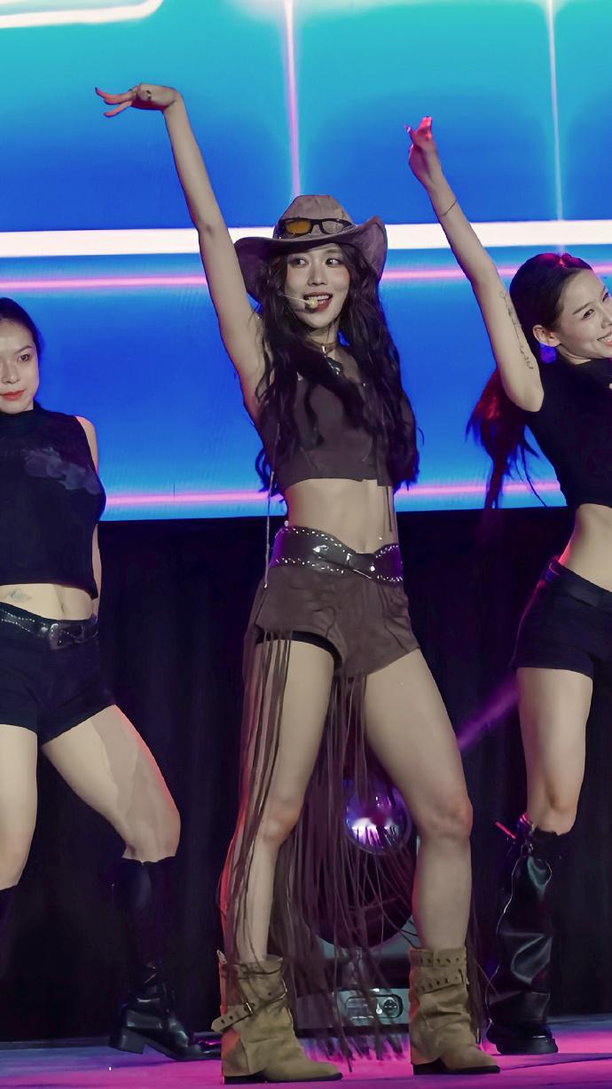 真被王霏霏新版本《TOOOOO BUSY》live舞台惊艳到了，连眨眼都精准卡点