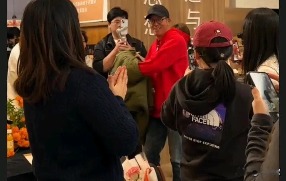 你敢相信吗，
据说今天的甄选的开放日，
23位被抽中的粉丝中，
竟然有三位是丈母