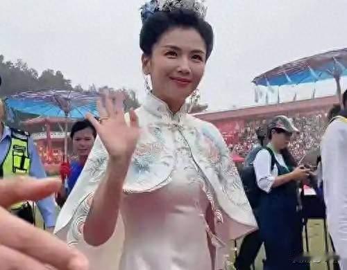 刘涛身着传统服饰出席妈祖文化活动，仪态端庄雅致