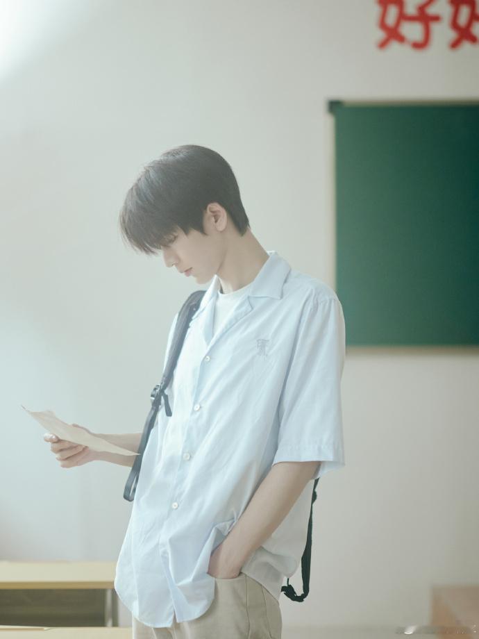 #张凌赫晒九月第一条plog##张凌赫衬衫学长造型#张凌赫以九月第一条 plog