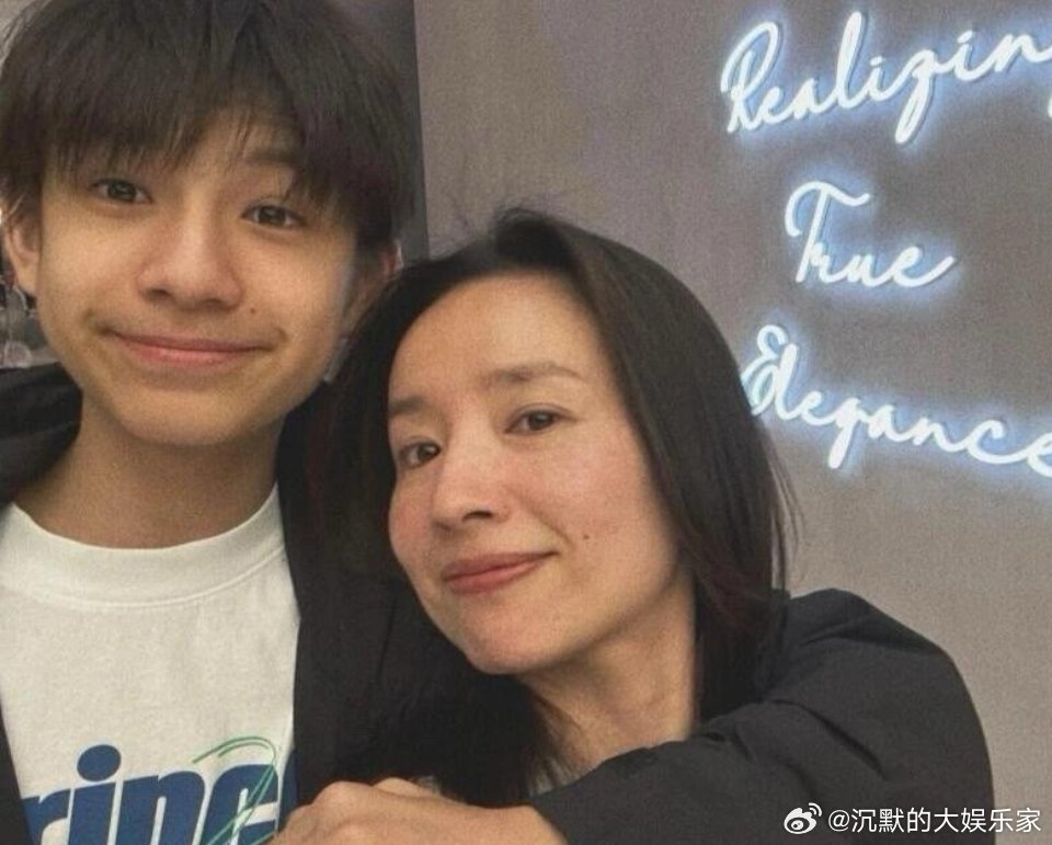 顶顶现在比妈妈还高出半个头了，颜值还是那么顶！比他爸爸年轻的时候还帅！感觉把董洁