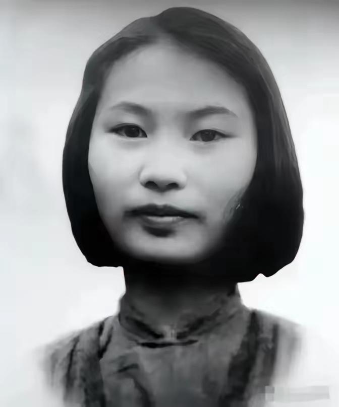 1950年9月19日，四川西昌。一个19岁的女孩被绑在老核桃树上，胸口还插着一根