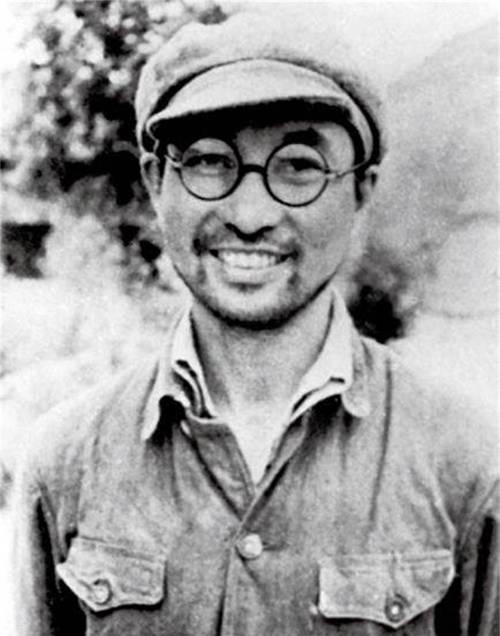 1949年，二野四兵团途经麻城时，一个盲人老太太走了过来，询问其儿子的下落，陈赓