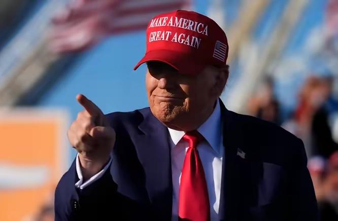 特朗普最近闹得挺欢，非常的强势，但有个事实他躲不掉：一个八十岁的老头，而且是第二