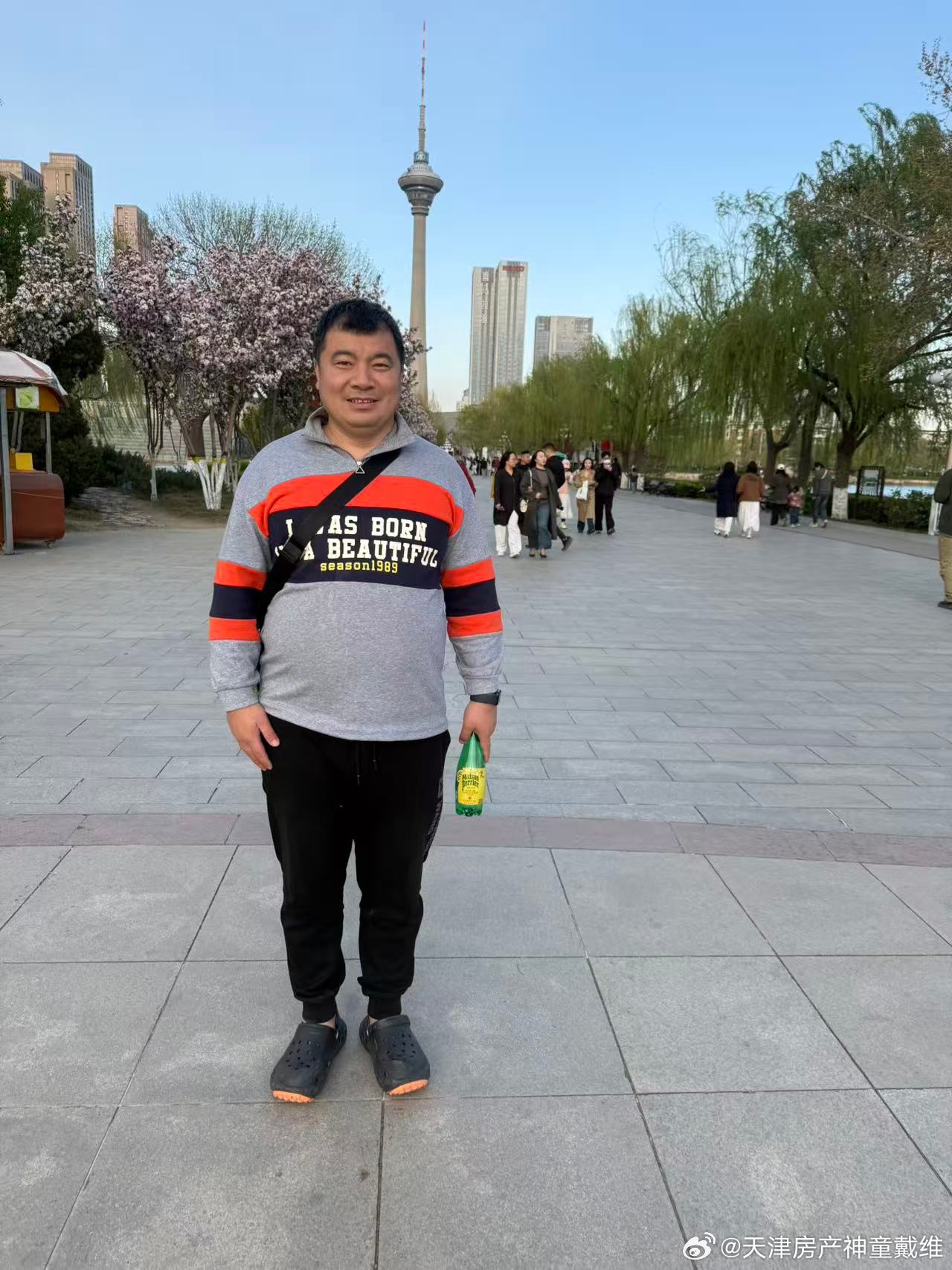 清明节要踏春小林一茶说“在此樱花树下，即便满身泥土，也无所畏惧。”泥まみれ 桜の