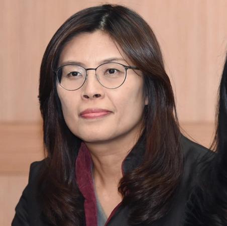 郑丽文终于“露底牌”了！她在接受德国媒体时高喊“不惜一战保卫台湾”，这分明是国民