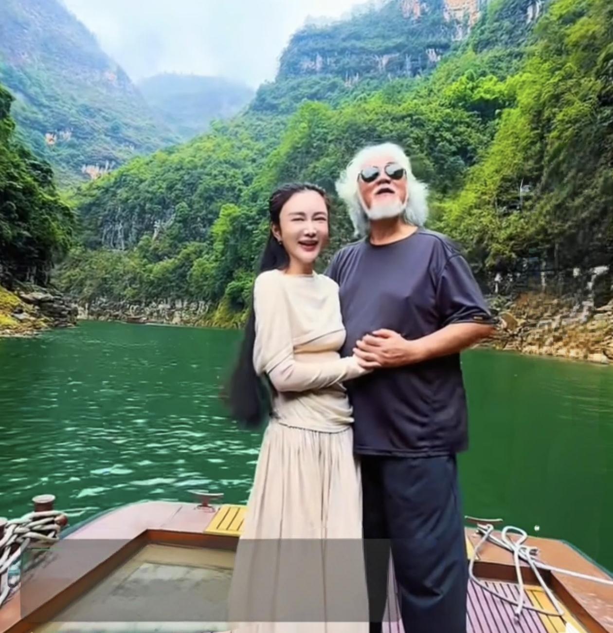 张纪中太浪漫了，带着老婆杜星霖游山玩水。每到一处漂亮的景点就留影，着实让人羡慕。