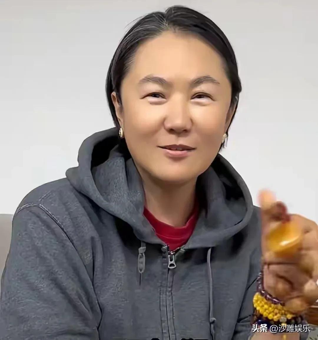 这是一张关于窦唯的前妻高原，没有华服、没有香槟的生日合照！令人唏嘘！！

8月2