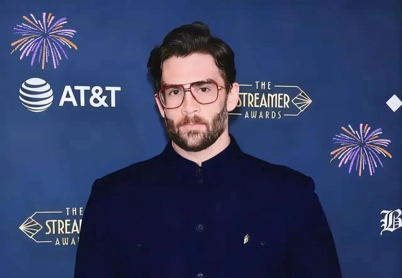 美国顶级网红哈桑不喜欢穿西装，喜欢穿夹克，尤其偏爱中山装。他说：我知道的很多中国