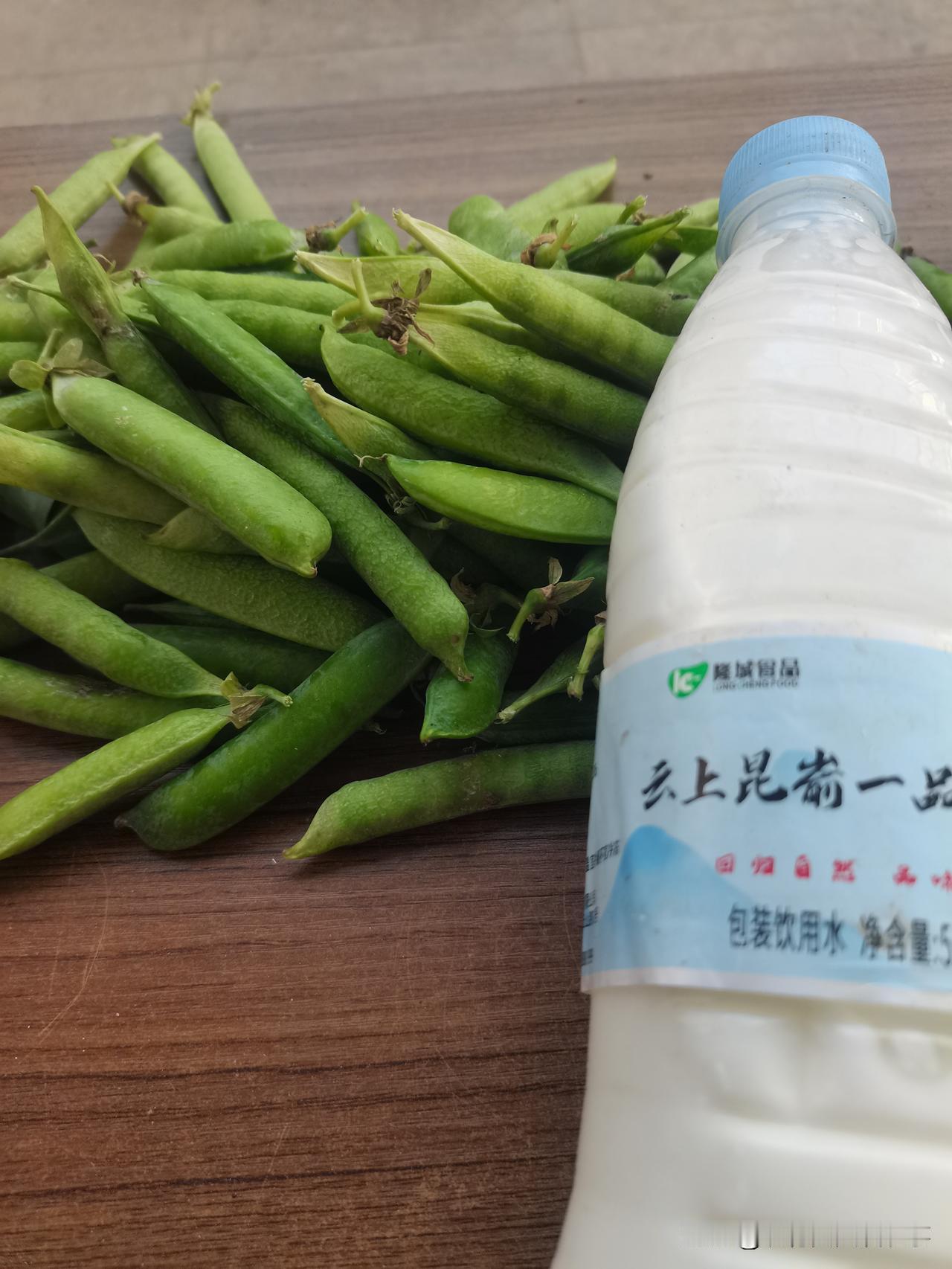 一把豌豆荚换了一瓶新鲜羊奶。太值了！
村里嫂子看我菜园里种的豌豆，她说让我给他留