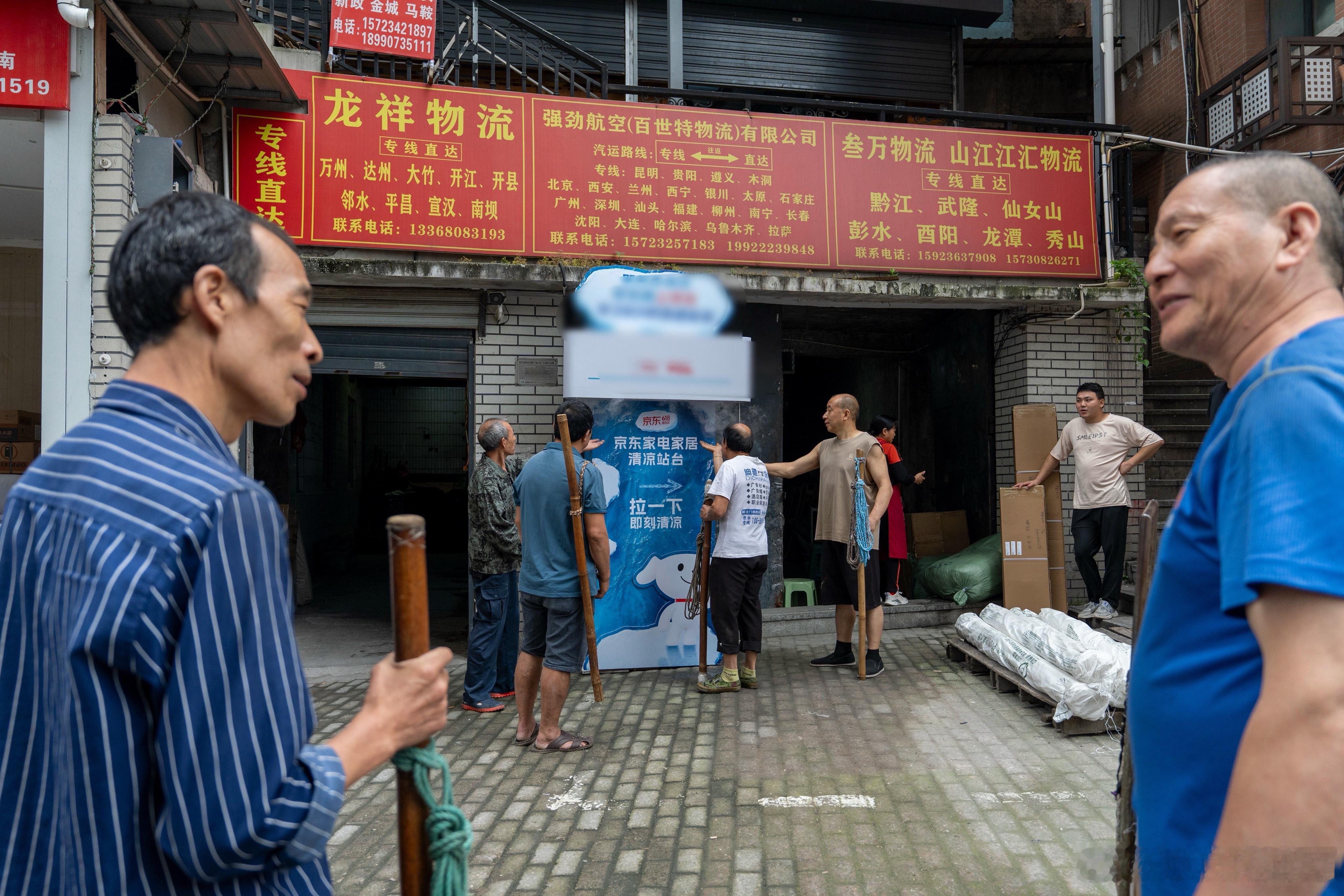 京东一夜之间给城市降温谁懂啊重庆街边的清凉站台太贴心了！公交站都装了冷气，外卖员