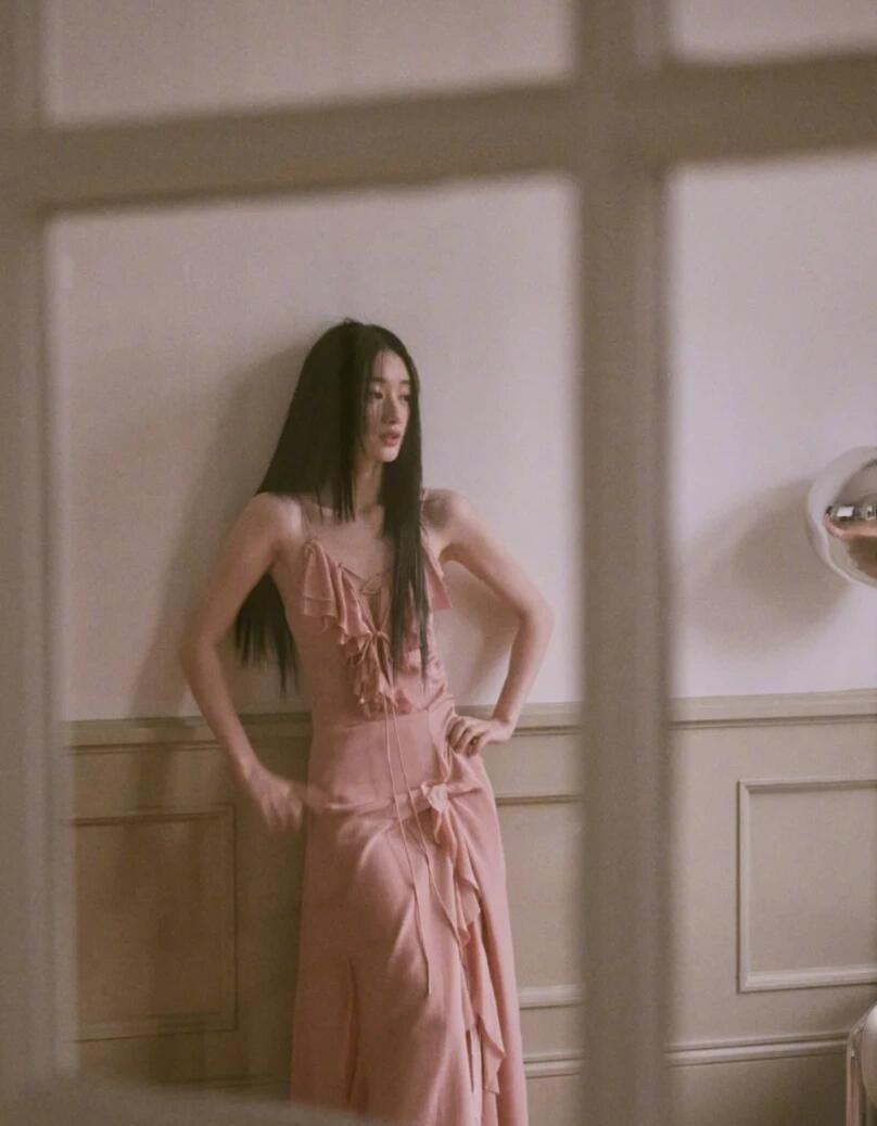 看了郭晓婷不少物料，这张脸确实配得上“建模脸”称号。骨相立体度绝了，侧面线条尤其