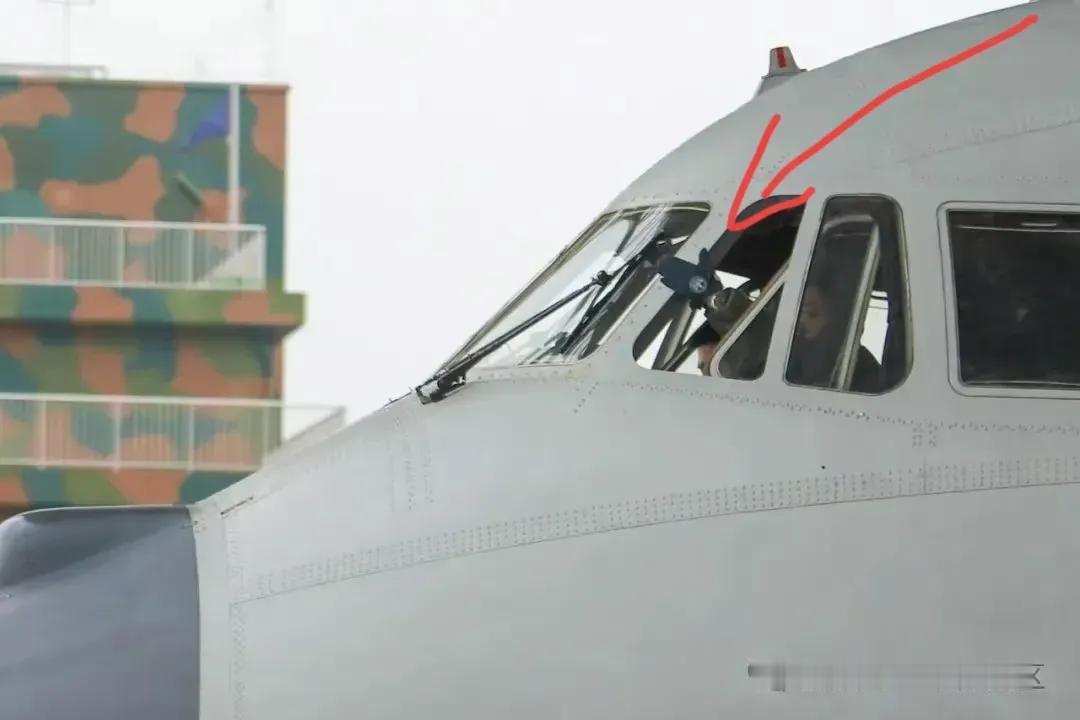 空警500准备起飞:这是啥手势？