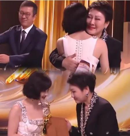 #张凯丽把颁奖手卡给了赵丽颖#时隔八年赵丽颖又成为了金鹰视后。张凯丽下台之后，还