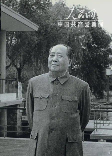 1965年6月26日，毛主席听卫生部部长钱信忠汇报工作。钱信忠在作了卫生部工作的