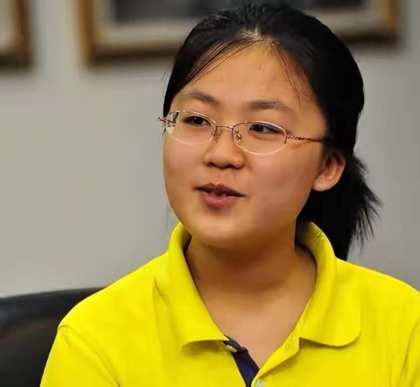 两届高考状元刘丁宁，13年前拒绝港大72万元奖学金，现状如何？