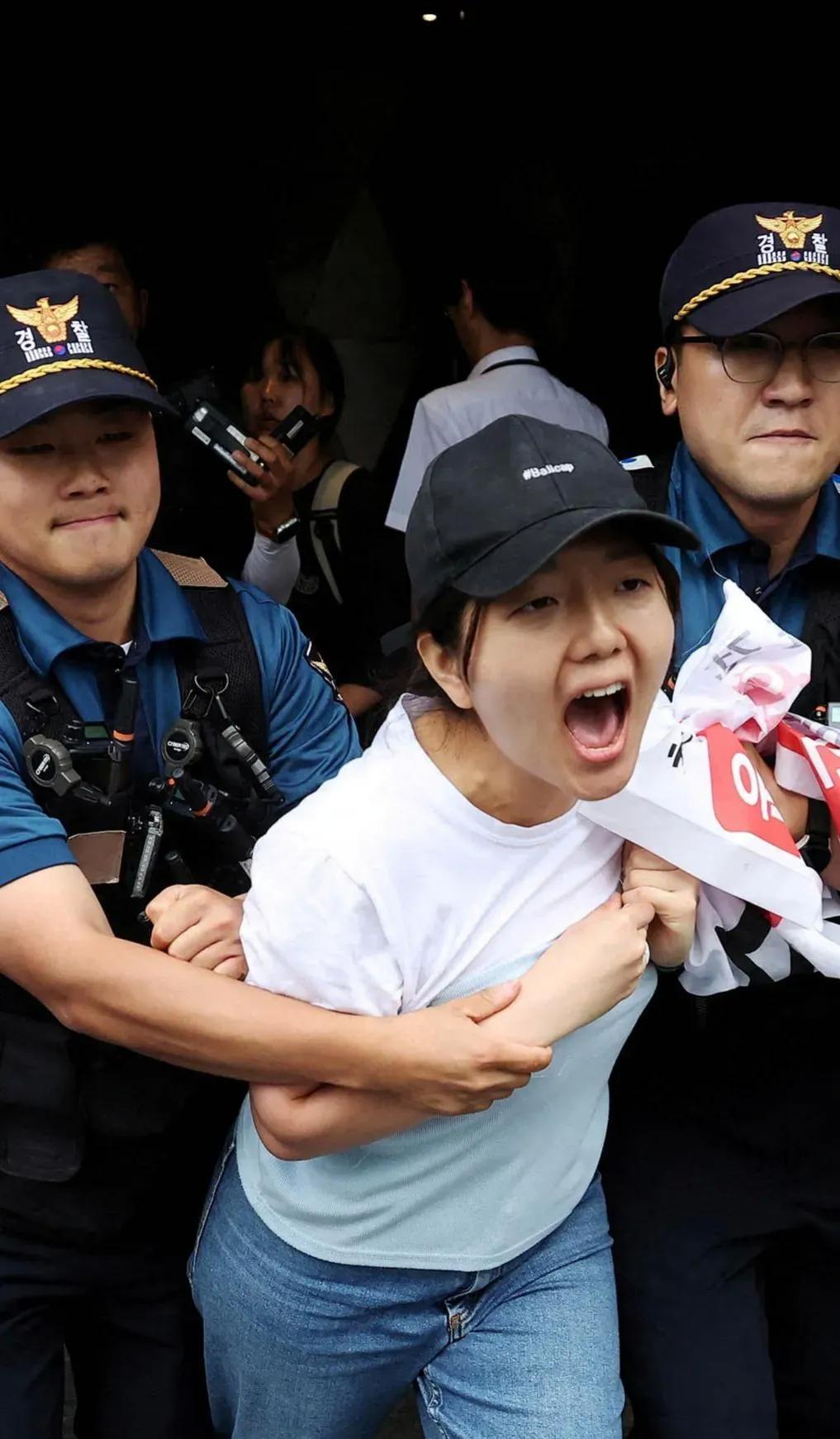 日本排放核污水，韩国政府丧失原则，总统公开跪舔。然而，民间却蕴藏着巨大的怒火。一
