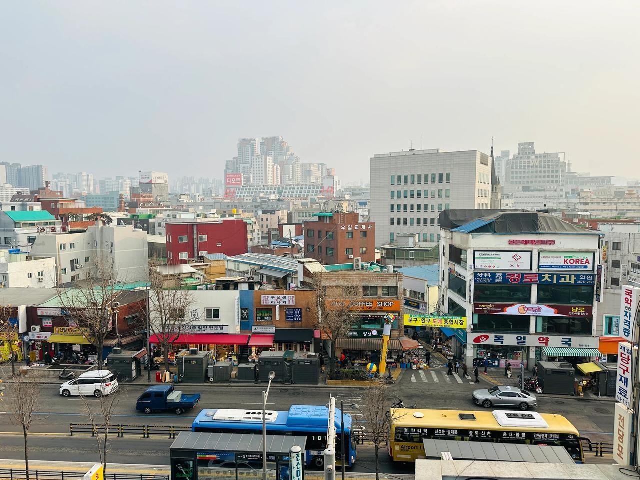 韩国首尔东大门这边是世界有名的批发市场，来自世界各地的人来这边进货，旁边有美食巷