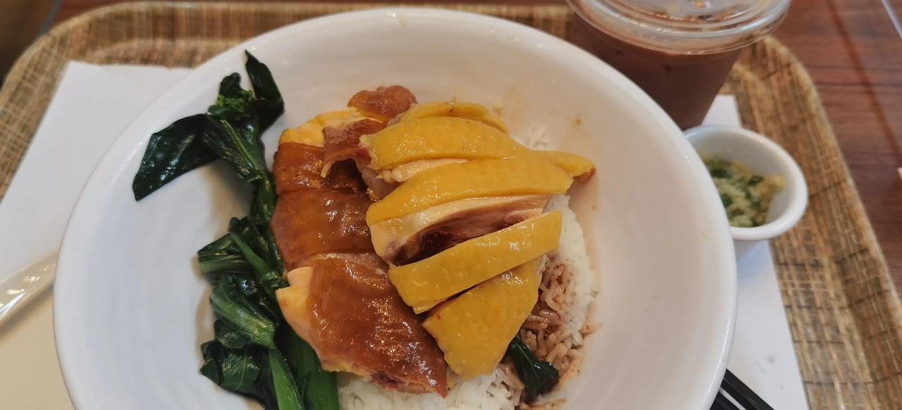 香港黄金地段，港岛金钟海富中心的餐馆中，这一碗饭加一杯冻奶茶是61港元，等于人民
