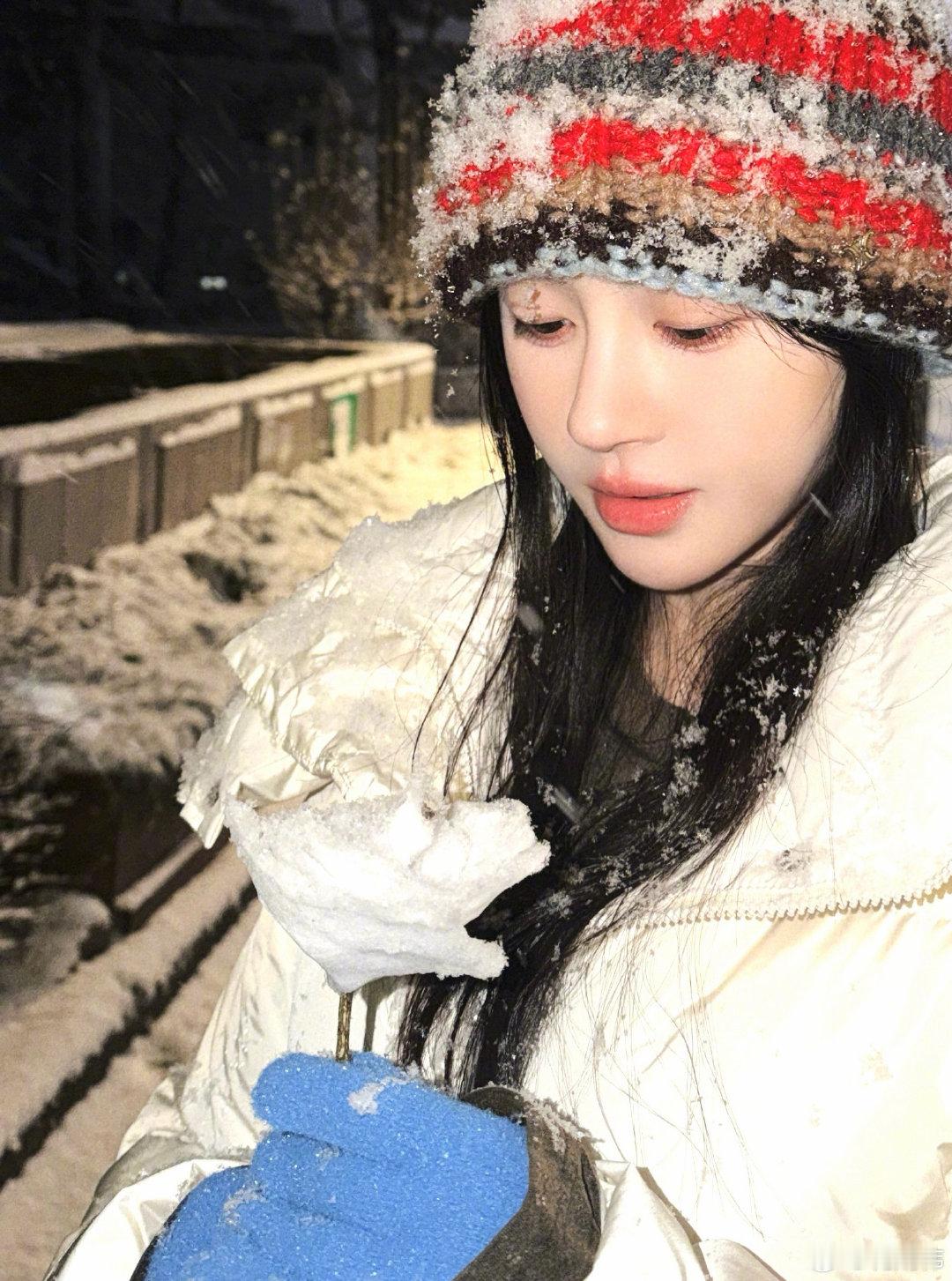 鞠婧祎鞠婧祎彩色条纹帽初雪照这是小鞠的初雪呀！雪花落在彩色针织帽上，连捧在手心的