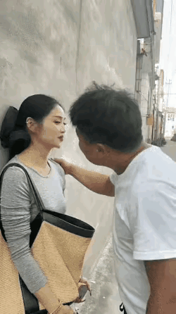 婆婆赶走野狗很及时