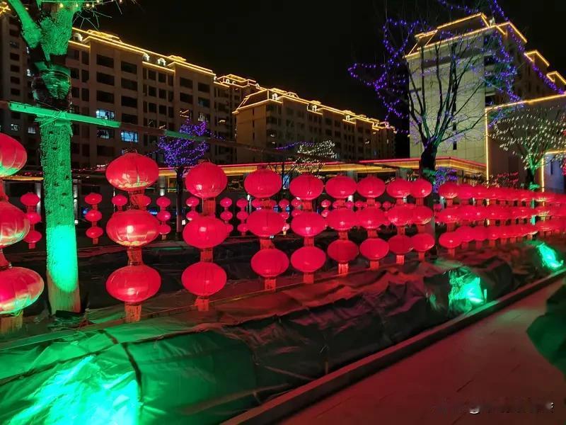 看到“张灯结彩送旧岁”这句上联，一下子就感受到了浓浓的年味儿。我觉得“敲锣打鼓迎