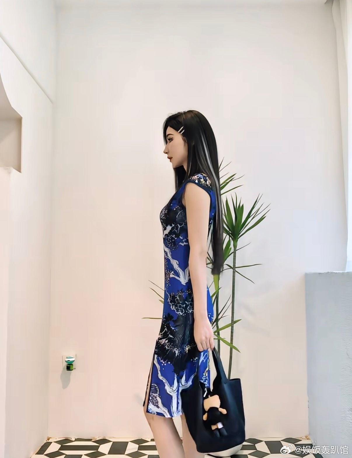 代斯又穿旗袍了代斯蓝色旗袍好有韵味代斯再度穿上旗袍亮相，一身蓝色款式格外吸睛，剪