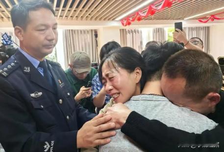 2004年，卖菜途中幼子被拐，父母互相怪罪离婚,父亲22年未婚,结局让人唏嘘
