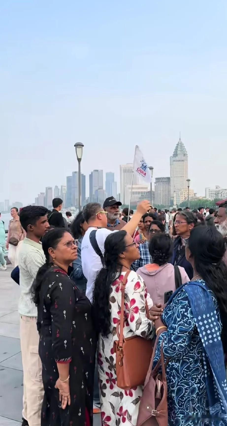 印度游客来中国旅游全程拉着个脸，真不是不服气，是被现实冲击得直接懵住了。
 
之