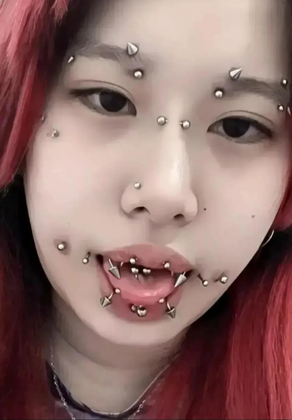湖南长沙有一位年轻女性也是大胆，她居然花几万元把小钉打满整脸，有密集恐惧症的我表