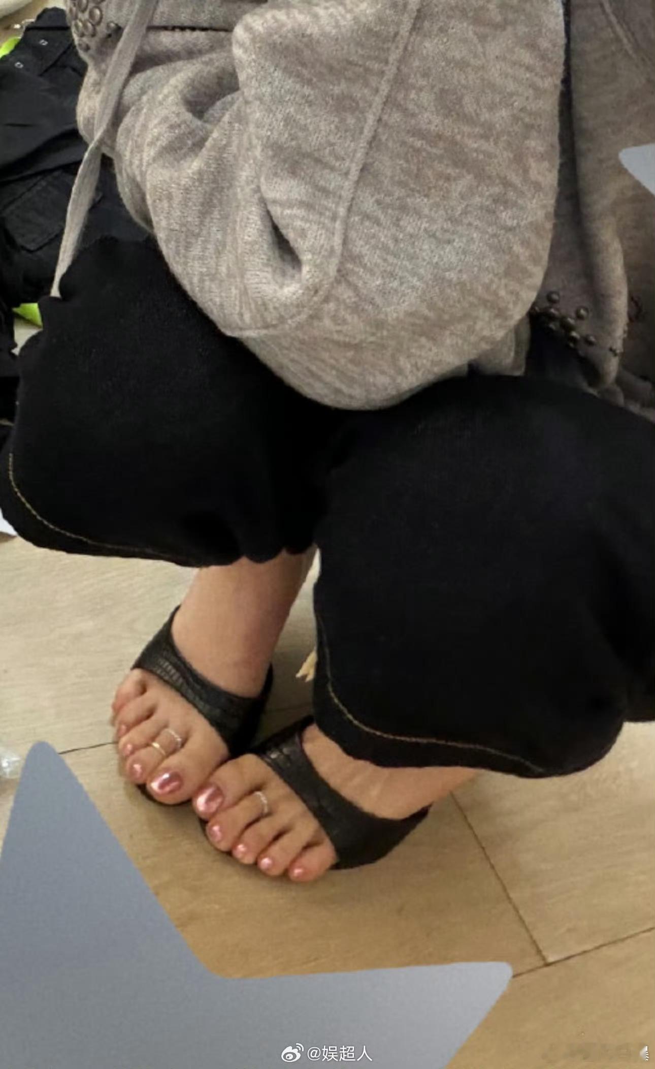 杨超越给脚戴了戒指只有我第一感觉杨超越脚趾好长嘛[允悲]她的脚趾和我的脚趾好像不