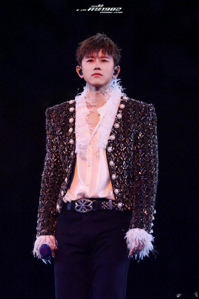 张杰晒粉丝对于演唱会的评论张杰把粉丝的喜爱都放在心上，认真对待每一份支持，温柔又